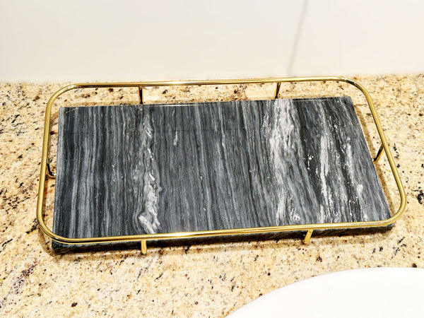 Marmortablett mit Griff und Metallrahmen in Gold