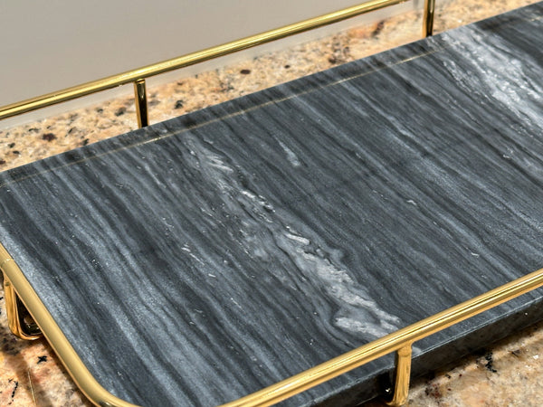 Marmortablett mit Griff und Metallrahmen in Gold