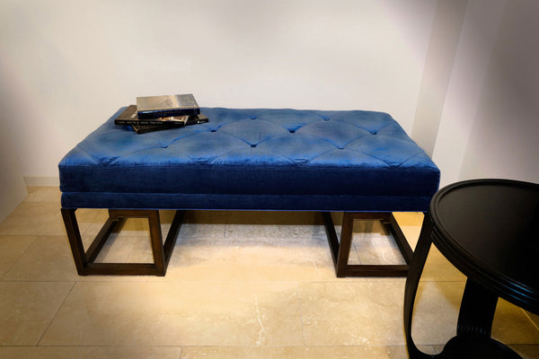 Sitzbank mit Büchern und Beistelltisch