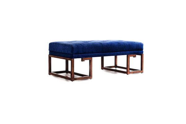 Sitzbank mit blauem Polster und Holzrahmen
