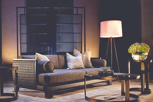 stimmungsvoller Raum mit dem zentralen Boehm Sofa