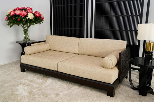 seitliche Ansicht des Boehm Sofas mit Beistelltischen