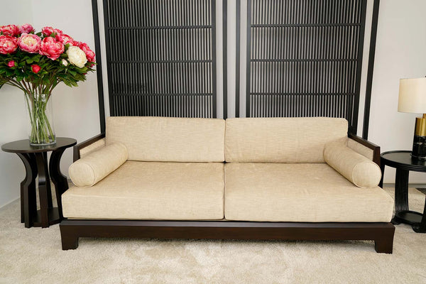 Boehm Sofa steht vor asiatischen Raumteilern