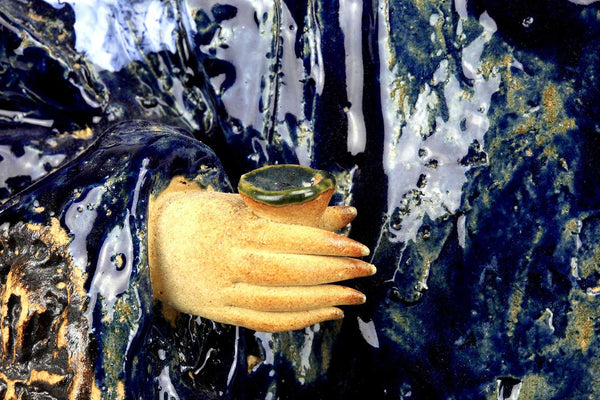 japanische Figur aus Keramik, Detailansicht der Hand