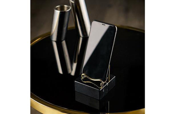 Handyhalter mit Handy auf einem Tisch