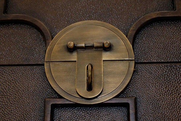 Metallschloss der Truhe umrahmt von Leder