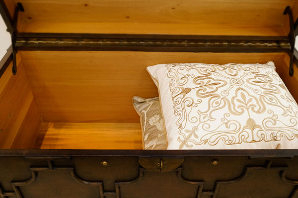 geöffnete Truhe mit grossen Kissen im Inneren