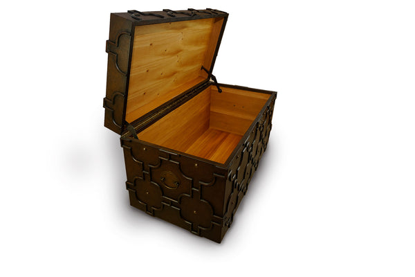 Truhe mit Leder auf Holz geöffnet, Blick ins Innere