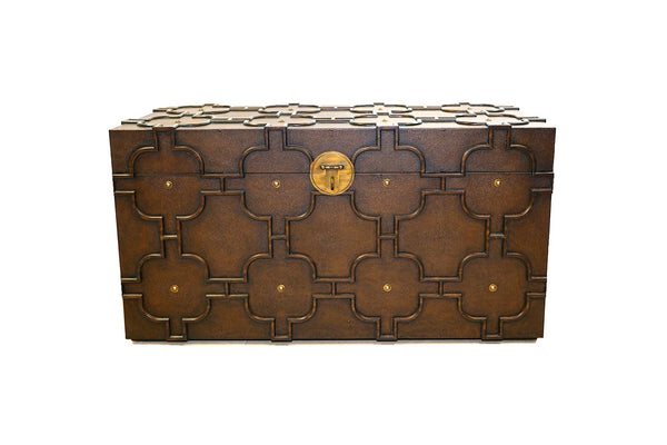 Blick von vorne auf die Truhe aus Holz und Leder