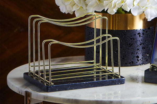 Marmor-Magazinhalter auf einem kleinen Tisch