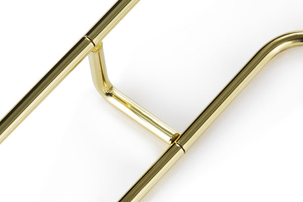 Nahansicht des galdenen Metallrahmens des Marmortabletts