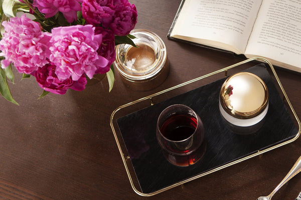 Marmortablett von oben auf Tisch in Verwendung