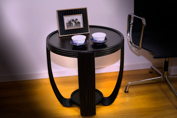 Beisstelltisch mit Stahlrohr mit Tassen und Bild auf dem Tisch