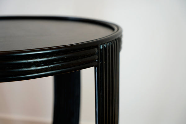 in Stahlrohre eingefasste obere Holzplatte des Beistelltischs