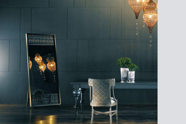 Pantalla Standspiegel im Raum mit Tisch, Stuhl und Lampe