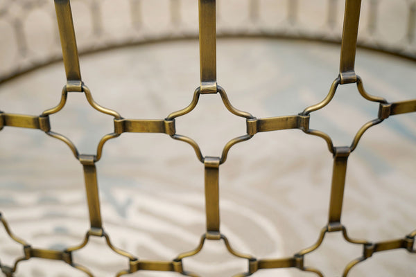 Nahansicht des Metalldesigns des Couchtischs