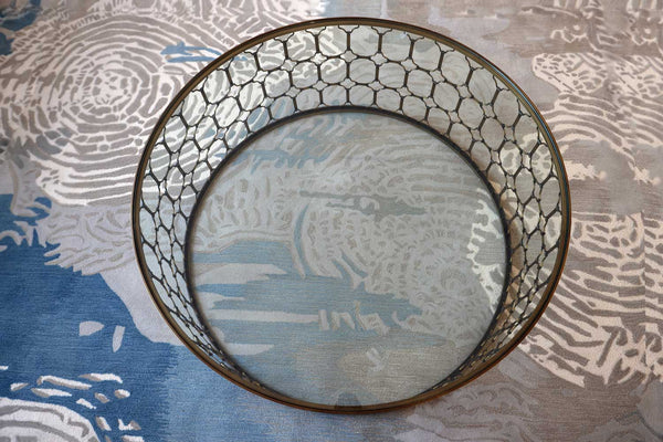 Blick von oben auf die Glasplatte des Metalldesign-Couchtischs