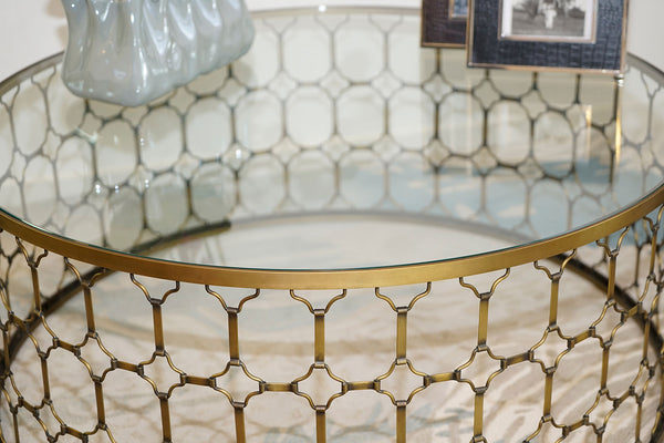 goldfarbener Metallrahmen und Glaspaltte des Couchtischs