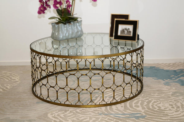 Cocutisch im Metalldesign mit Bild und Blumenvase auf der Glasplatte