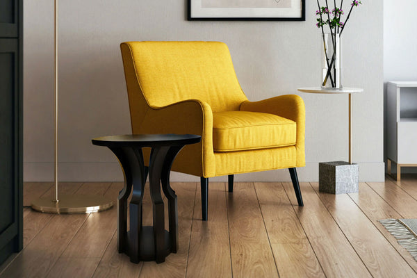 Skulptur-Beistelltisch vor einem Sessel im Zimmer