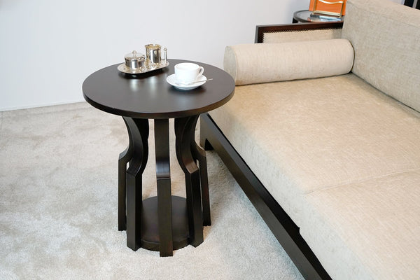 Beistelltisch wie eine Skulptur, Ansicht von oben mit Kaffeegeschirr