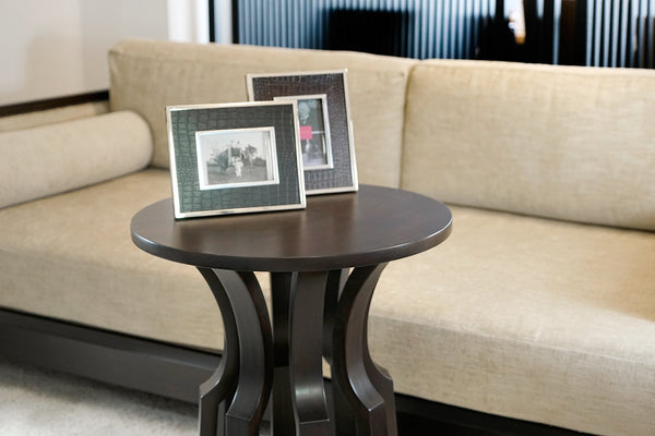 Pigna Beistelltisch aus Holz mit Bildern vor dem Boehm Sofa