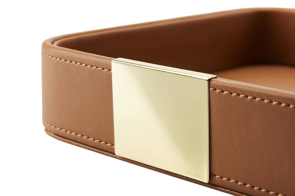 Seitenansicht der quadratischen Schale mit der goldenen Metallverzierung