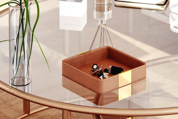 man kann z. B. seinen Schlüssel in die quadratische Schale legenmit