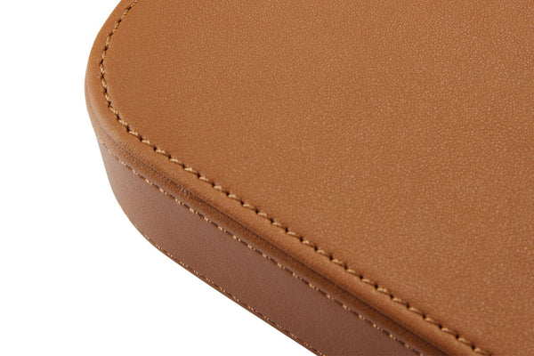 untere Naht im Kunstleder der quadratischen Schale