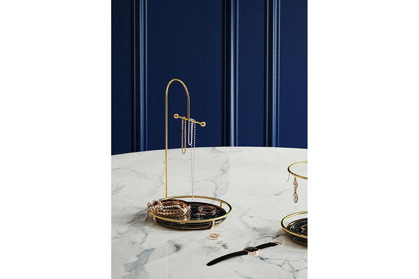 grosser Schmuckbaum behängt mit Ketten und mit anderm Schmuck