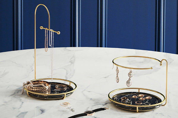 großer und kleiner Schmuckbaum mit Schmuck nebeneinander