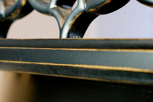 Detailansicht antikes Finish beim Holzrahmen des Standspiegels