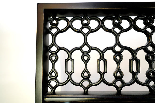 Nahansicht der Ornamente des oberen Rahmens des Standspiegels