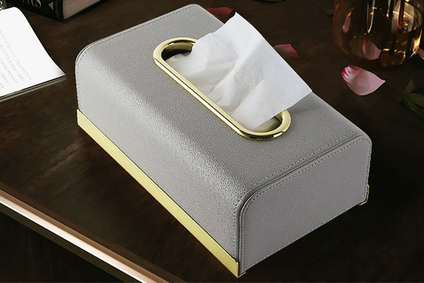 graue Kosmetiktuchbox mit Inhalt von oben