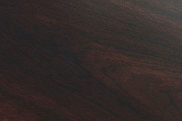 Nahansicht der Holzplatte des thailändischen Couchtischs