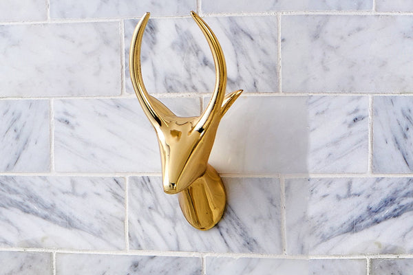 Antilopenkopf-Kleiderhaken an einer gefliesten Wand