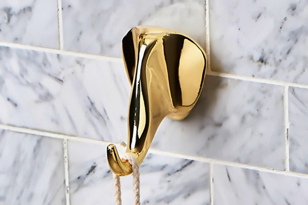 Elefantenkopf-Kleiderhaken an der gefliesten Wand