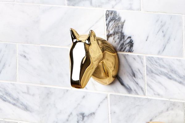 Kleiderhaken Pferdekopf an der Wand befestigt