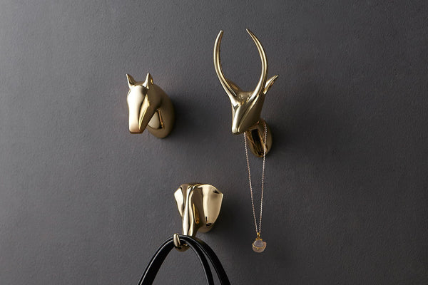 Kleiderhaken in Tierkopfform, Pferd, Antilope, Elefant an dunkler Wand