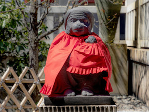 Statue einer Affenmutter mit Baby in einem Schrein in Tokyo