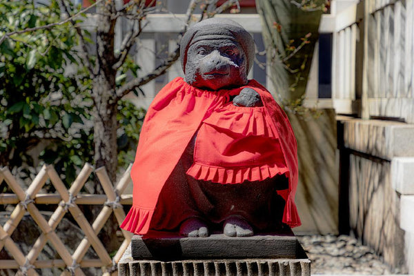 Statue einer Affenmutter mit Baby in einem Schrein in Tokyo