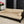 seitliche Ansicht des Boehm Sofas mit Beistelltischen