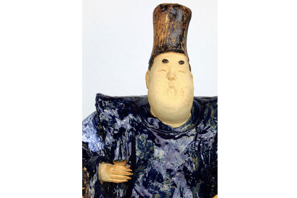 japanische Figur aus Keramik eines Fürsten, Kopf mit Hand