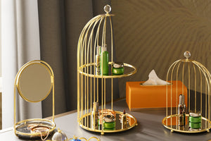 Etagere-Birdcage zusammen mit einem Kosmetikspiegel une einer kleinen Etagere