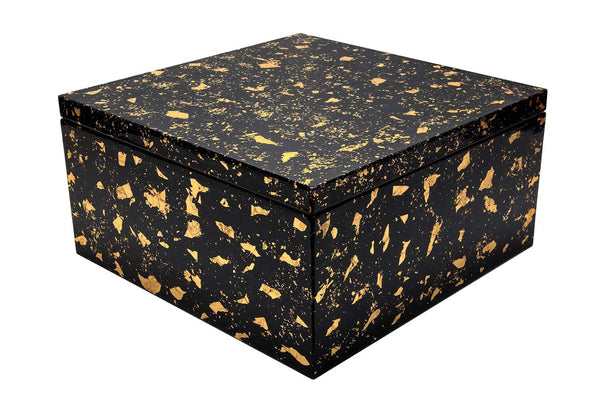 Box Gold, seitliche Ansicht der Lackbox mit geschlossenem Deckel