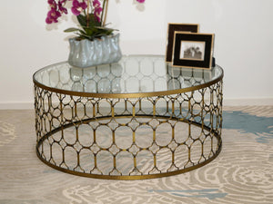 Cocutisch im Metalldesign mit Bild und Blumenvase auf der Glasplatte