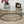 Cocutisch im Metalldesign mit Bild und Blumenvase auf der Glasplatte