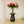 Laden Sie das Bild in den Galerie-Viewer, skulpturartiger Beistelltisch mit Blumen vor einer Treppe
