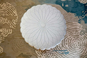 Blossom Ottoman von oben auf einem Teppich