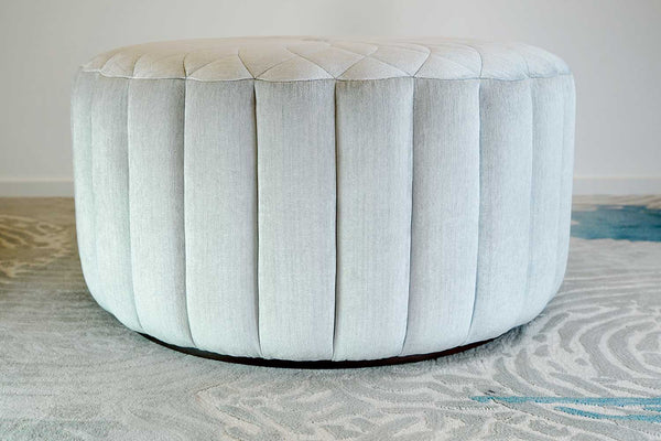 Blossom Ottoman von der Seite, Polster und Holzboden